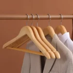 Lot de 3 cintres en bois