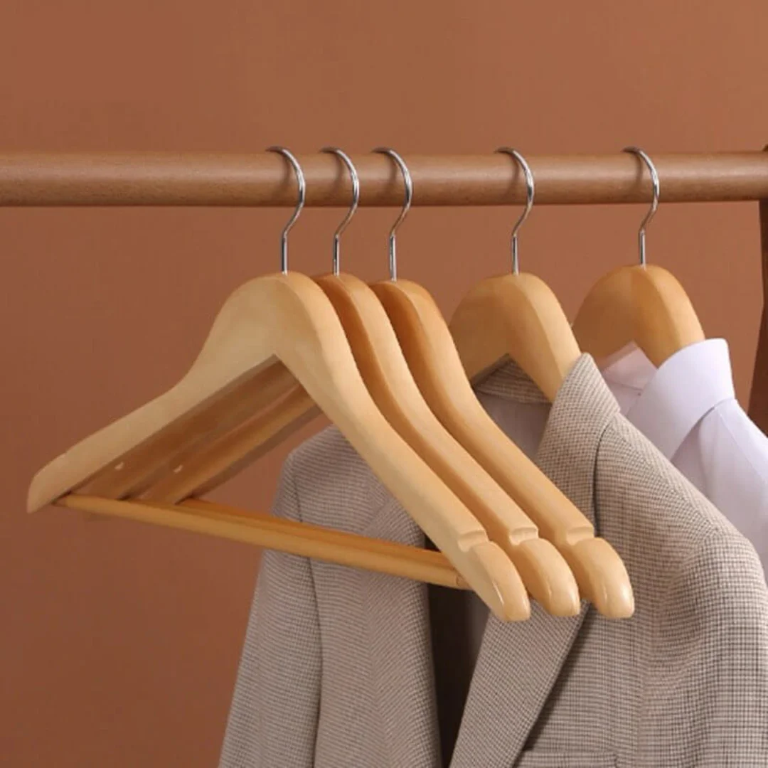 86 Lot de 3 cintres en bois – Image 1